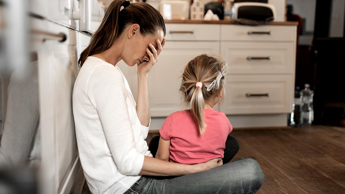 Mom rage: το σύμπτωμα μιας κοινωνίας που ζητά από τις μαμάδες τα πάντα